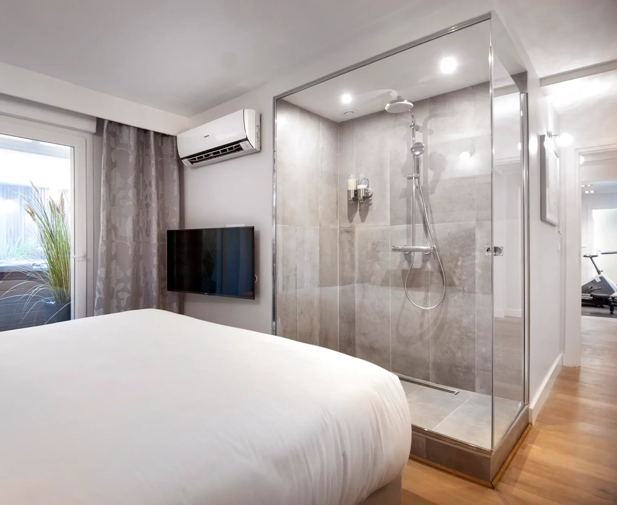 Paroi de douche vitrée dans une chambre d'hôtel rénovée