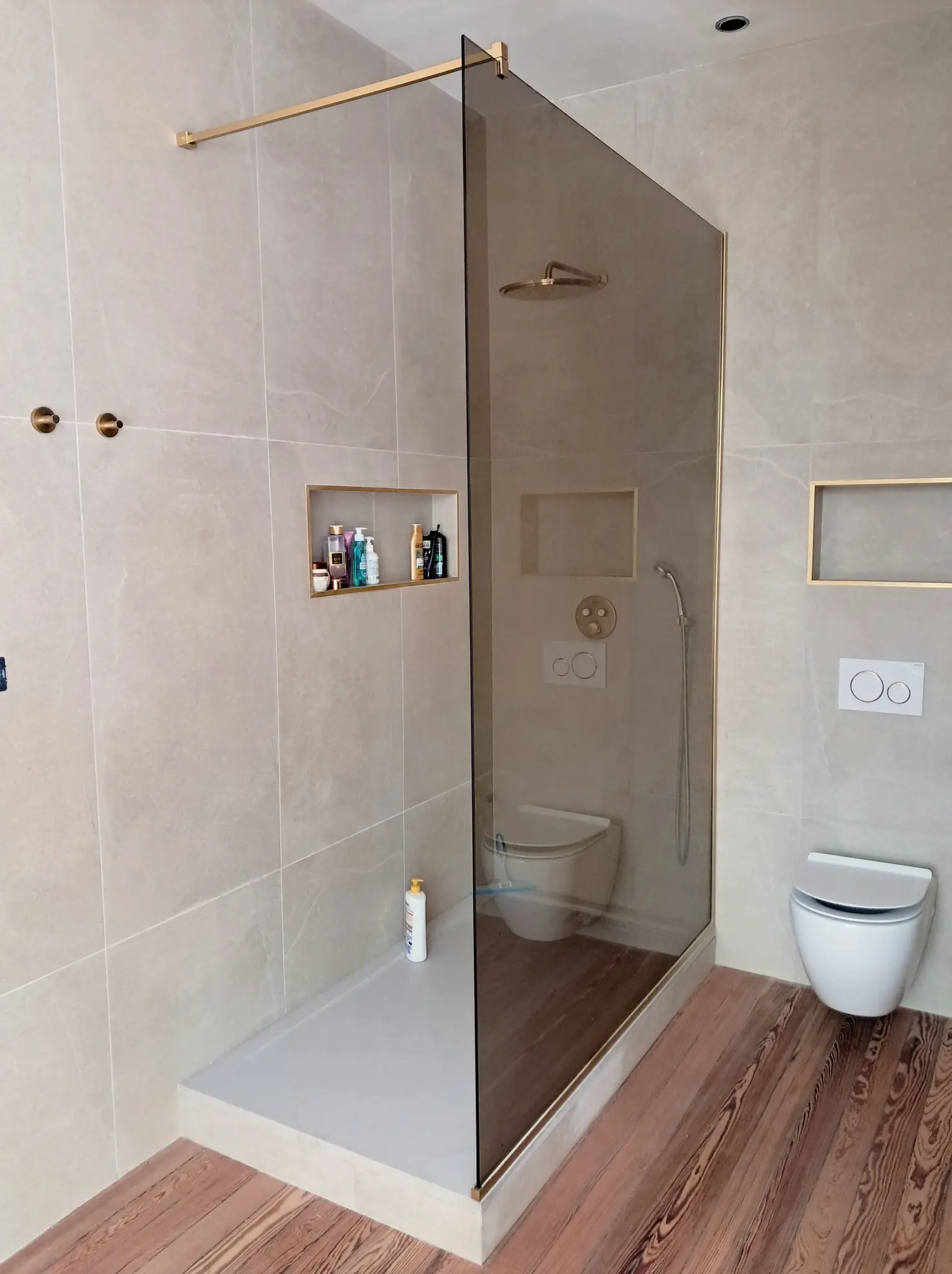 Paroi de douche en verre anticalcaire posée par Le Kap Verre