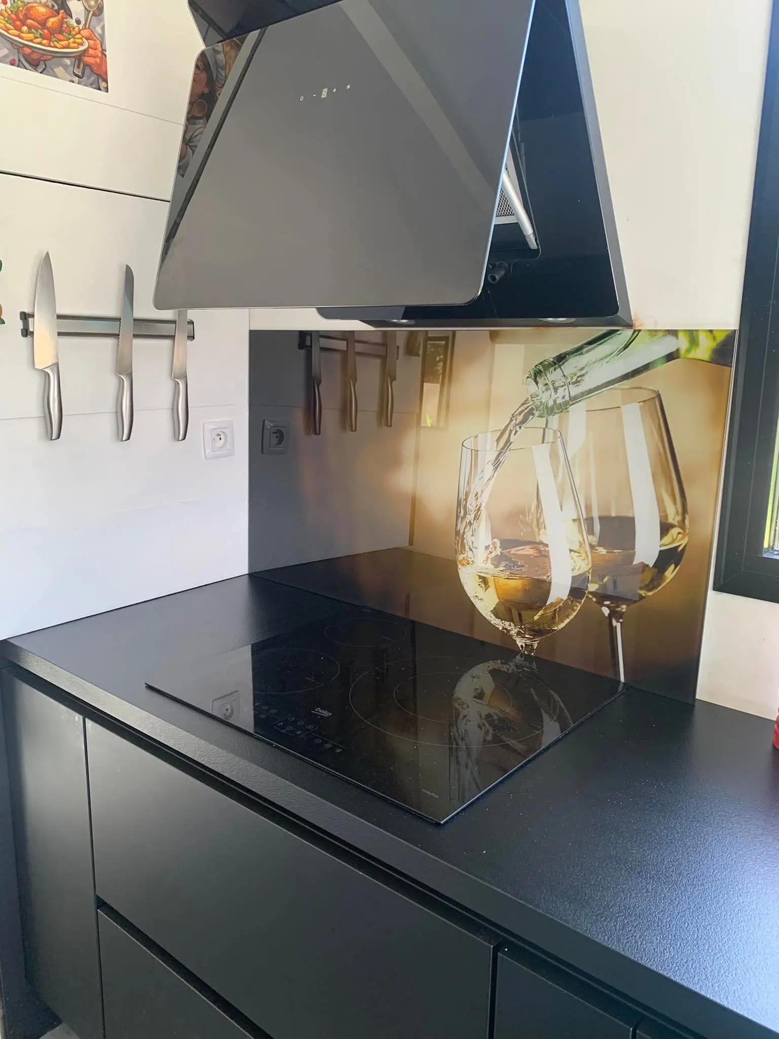 Crédence en verre dans une cuisine avec cave à vin
