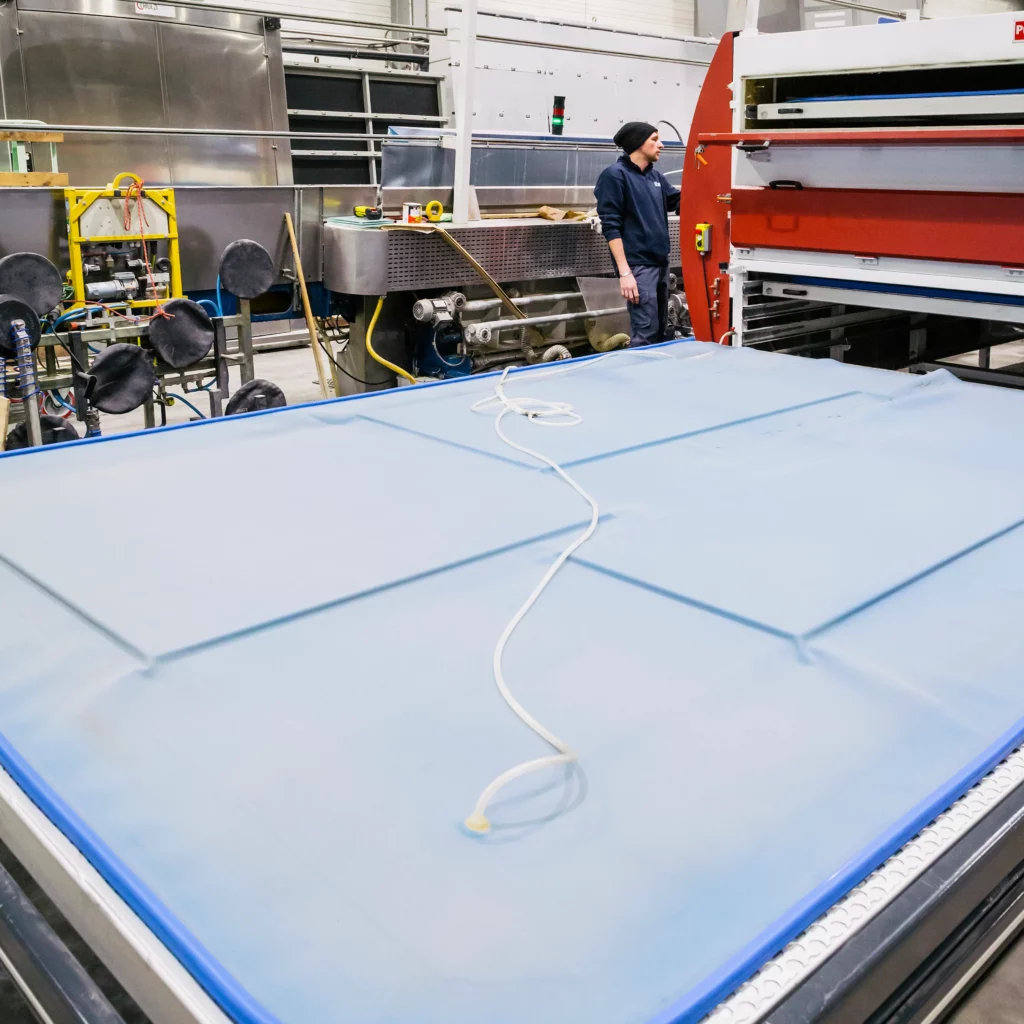 Feuilletage du verre dans l'atelier de laminage