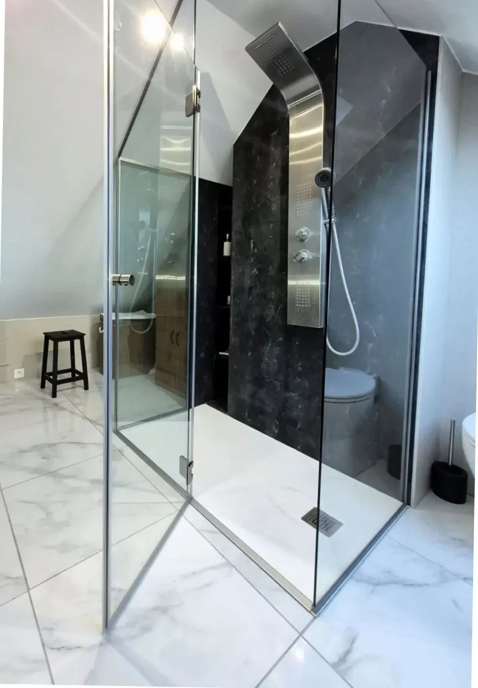 Paroi de douche ouvrante en verre posée par Le Kap Verre