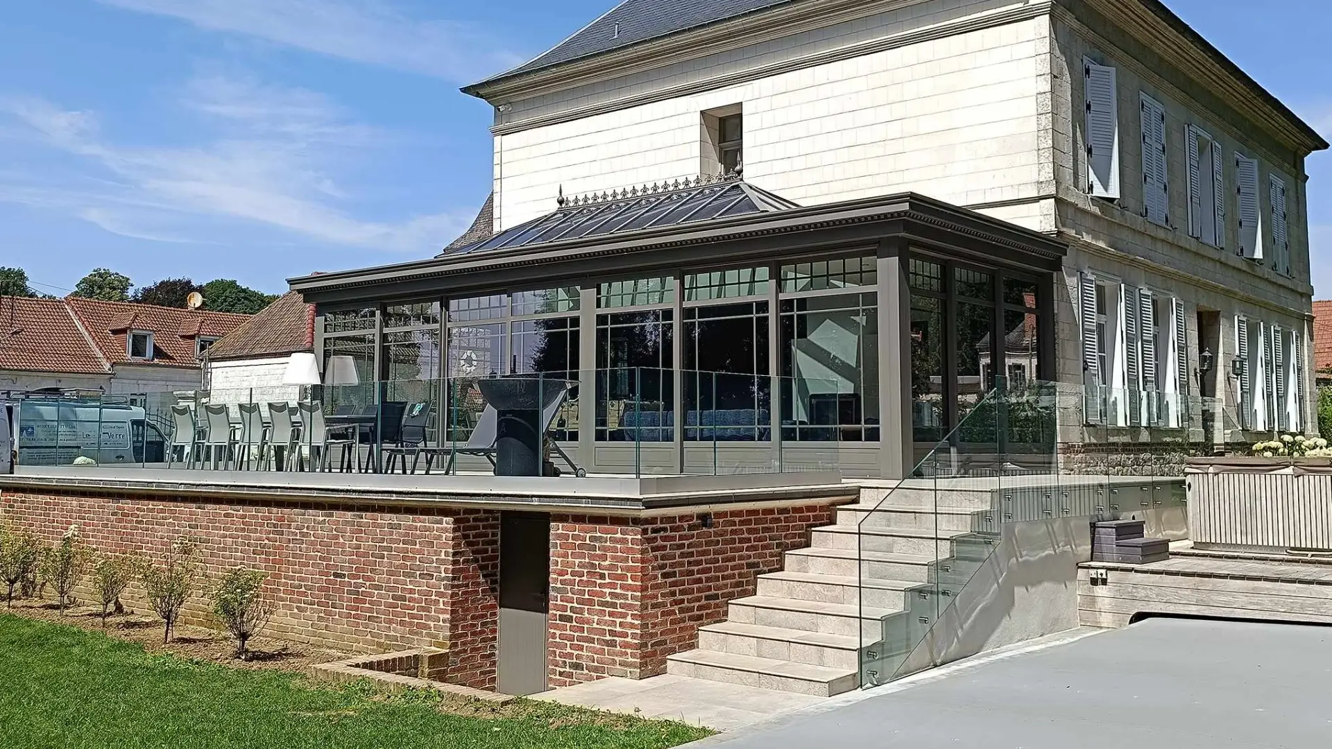 Manoir avec garde corps en verre sur terrasse