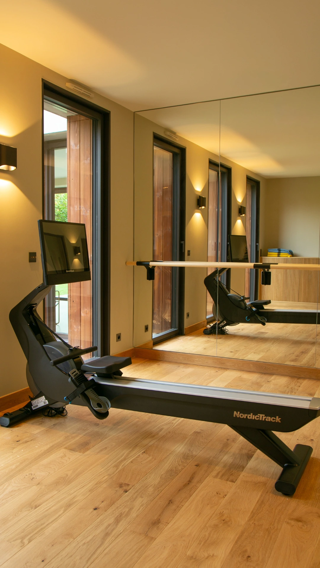 Salle de sport avec mur de miroirs, Villa Set & Match au Touquet