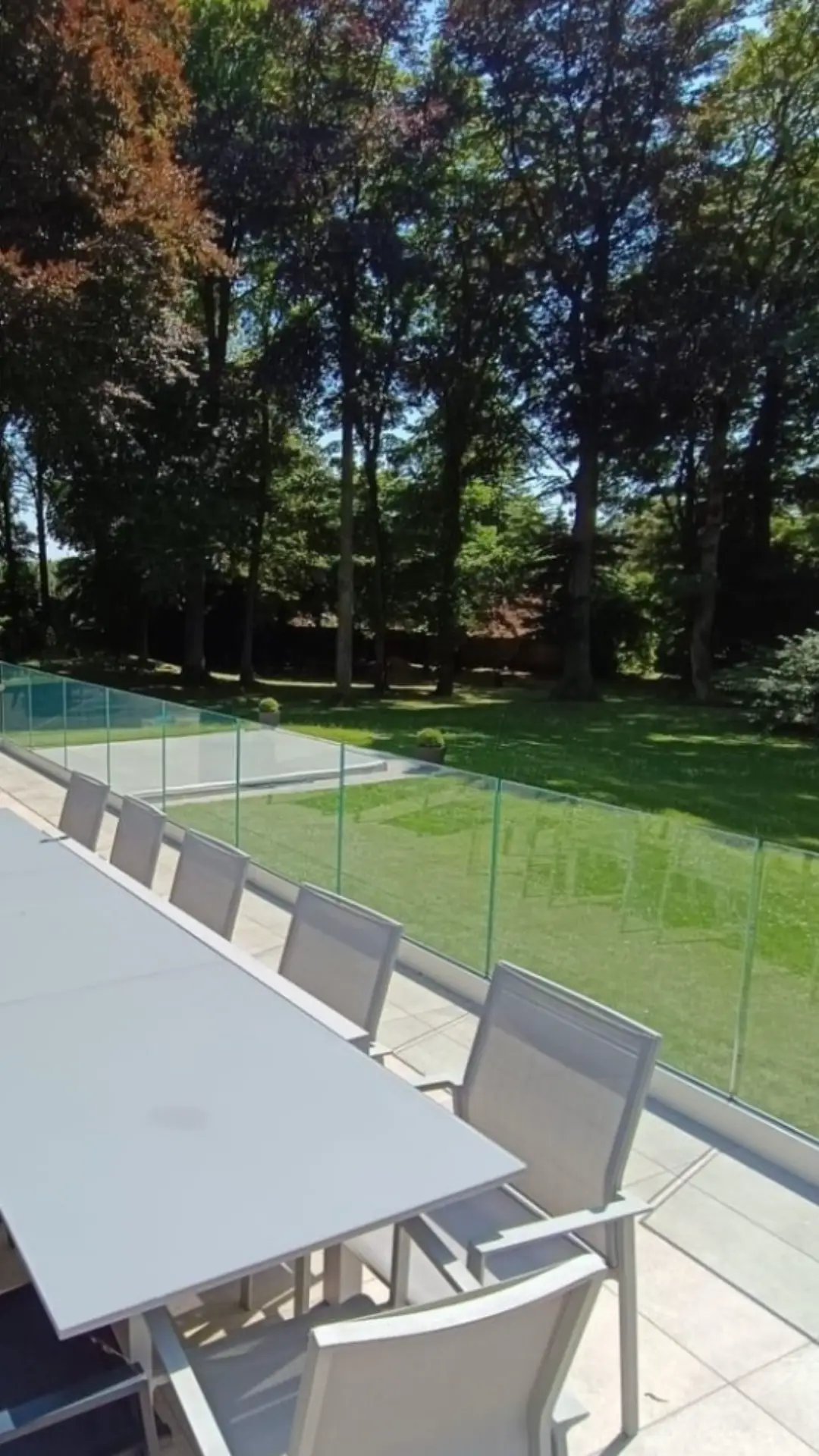 Garde-corps en verre de la terrasse du manoir, vue de côté