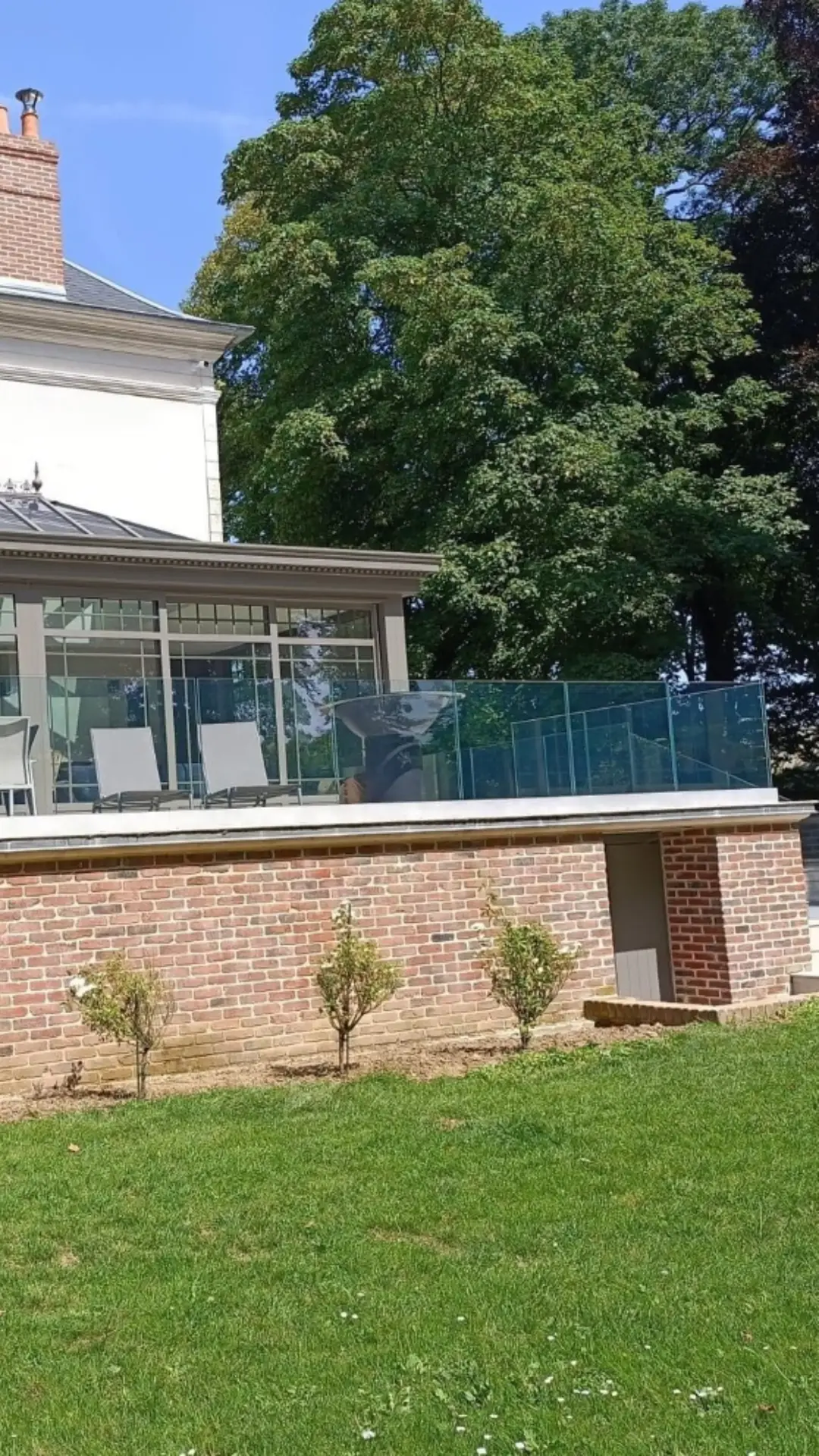 Garde-corps en verre feuilleté de l'escalier extérieur du manoir
