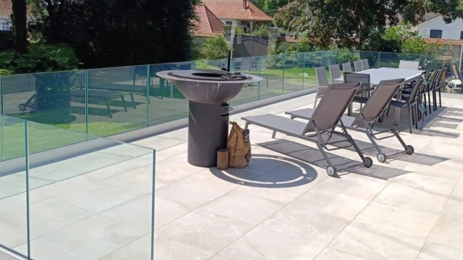 Garde-corps en verre du manoir de Noyelles-Vion