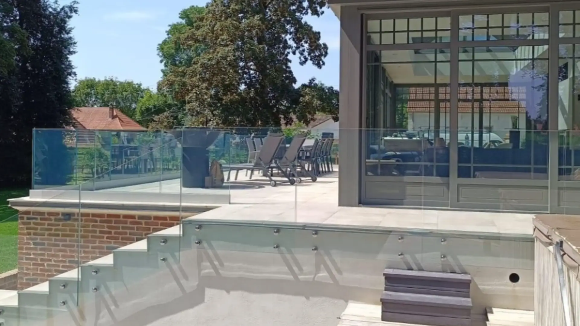 Terrasse du manoir de Noyelles-Vion sécurisée par un garde-corps en verre