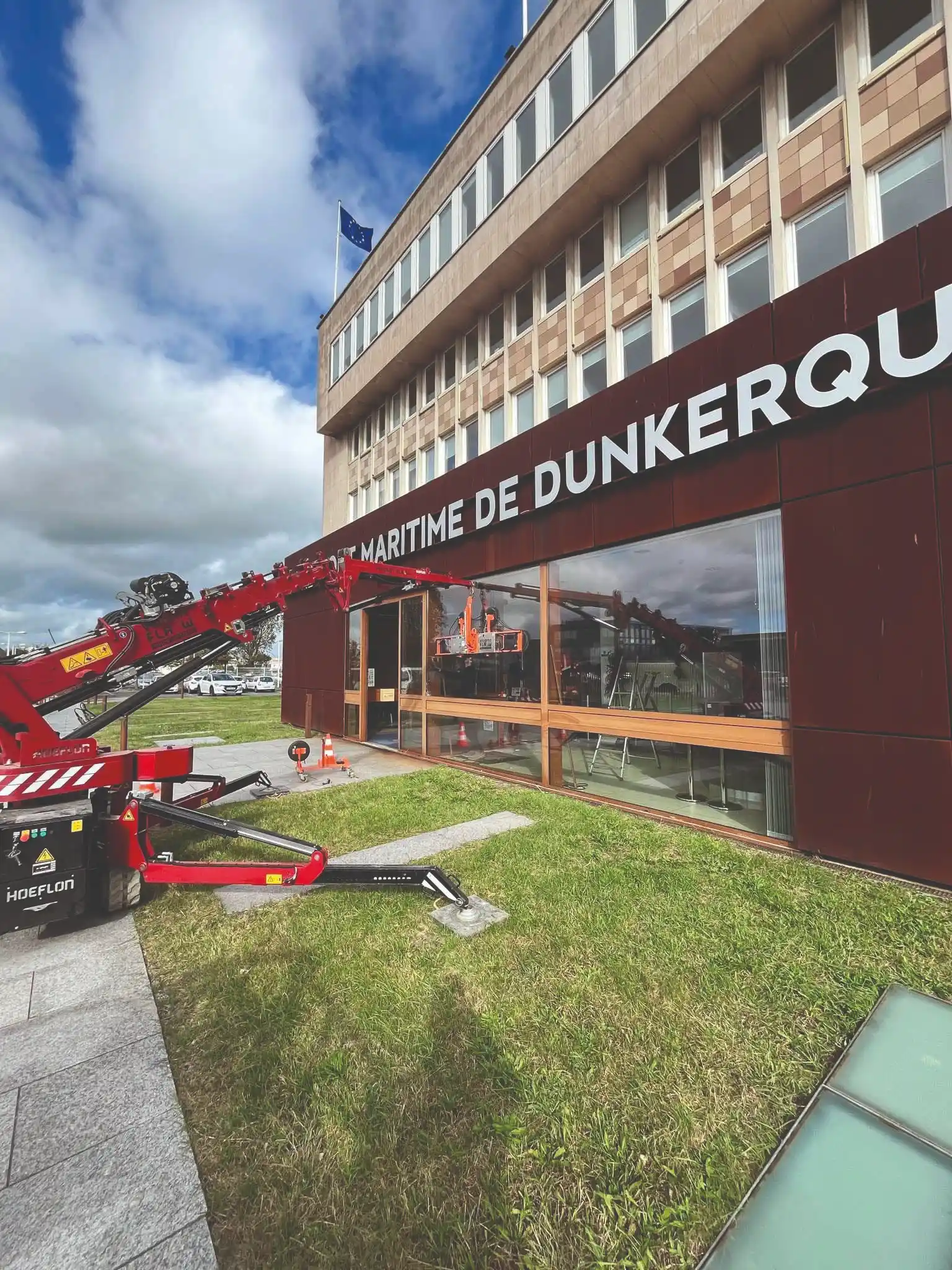 Pose d'un vitrage de façade à la mini-grue par Le Kap Verre Dunkerque