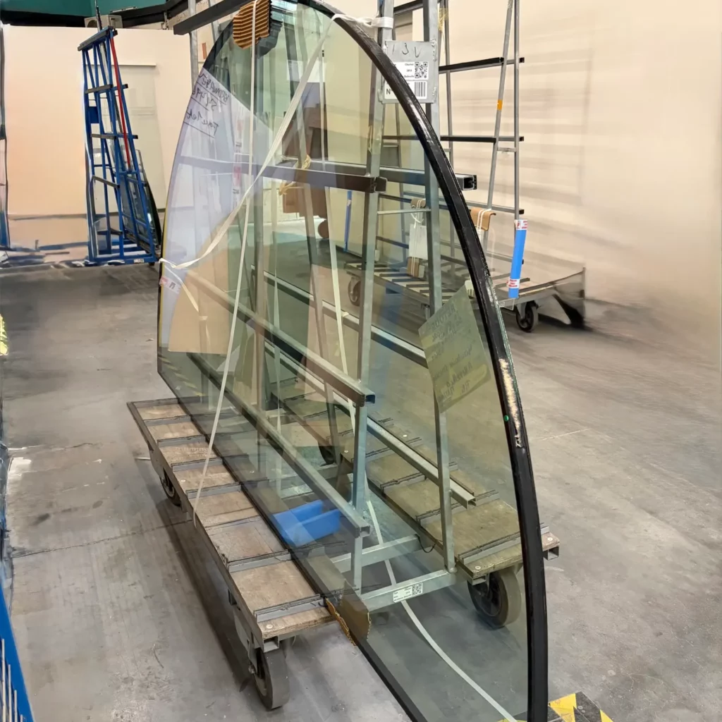 Découpe de verre en forme sur gabarit