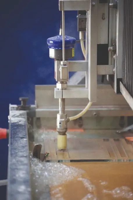 lkv savoir faire découpe verre surmesure forme jet d'eau (1)