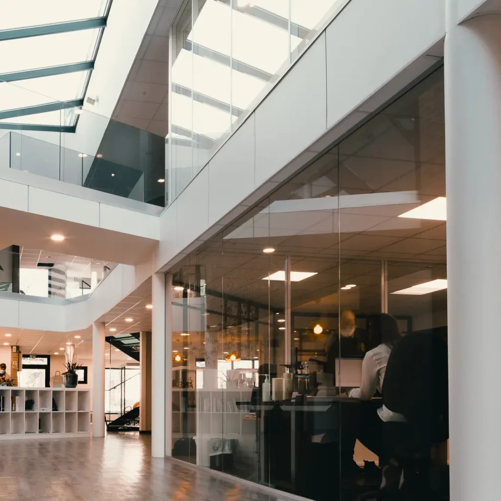 Aménagement intérieur en verre posé par Le Kap Verre