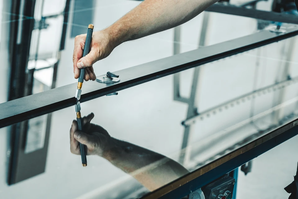 Découpe de verre sur mesure dans l'atelier Le Kap Verre