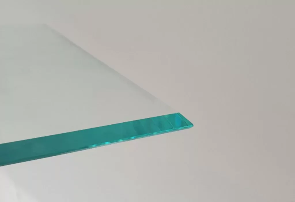 Finition en chanfrein sur la tranche d'un verre