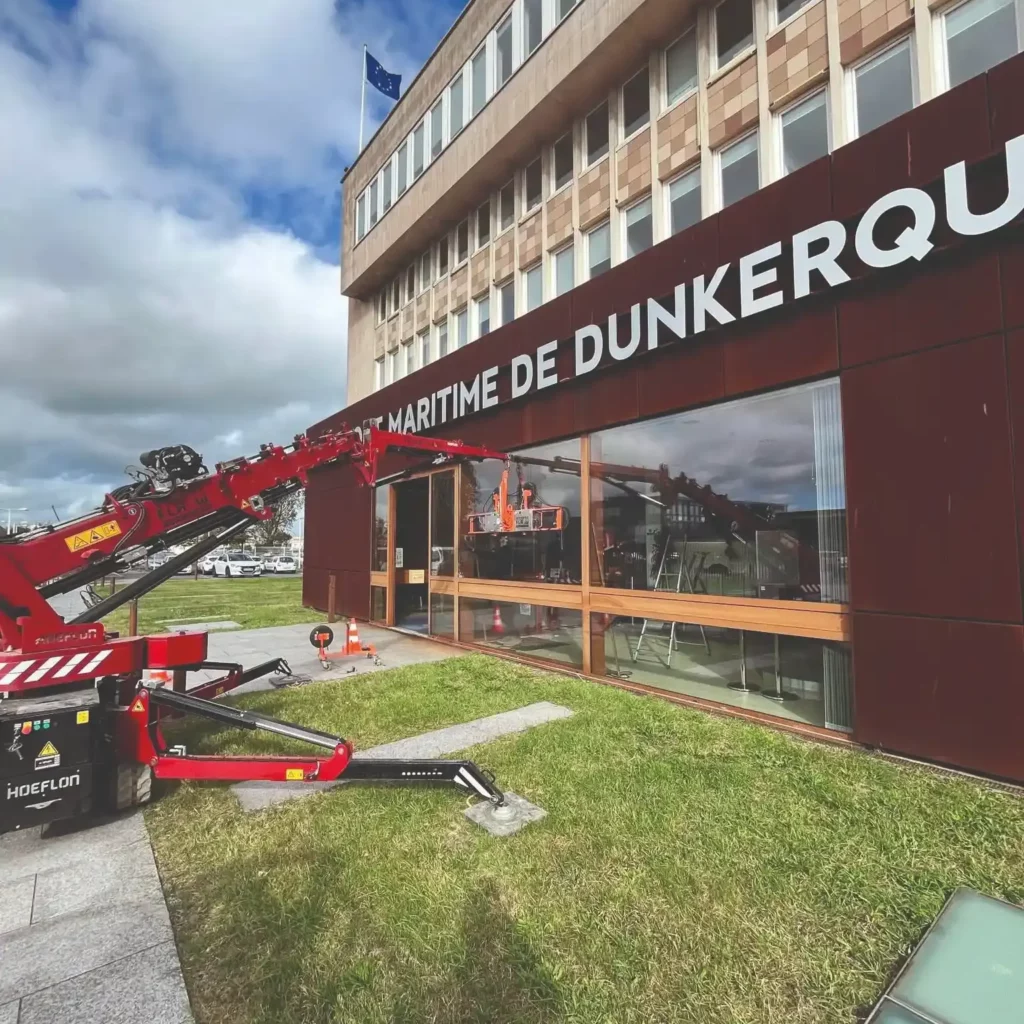 Pose d'un vitrage de façade à la mini-grue, Le Kap Verre Dunkerque