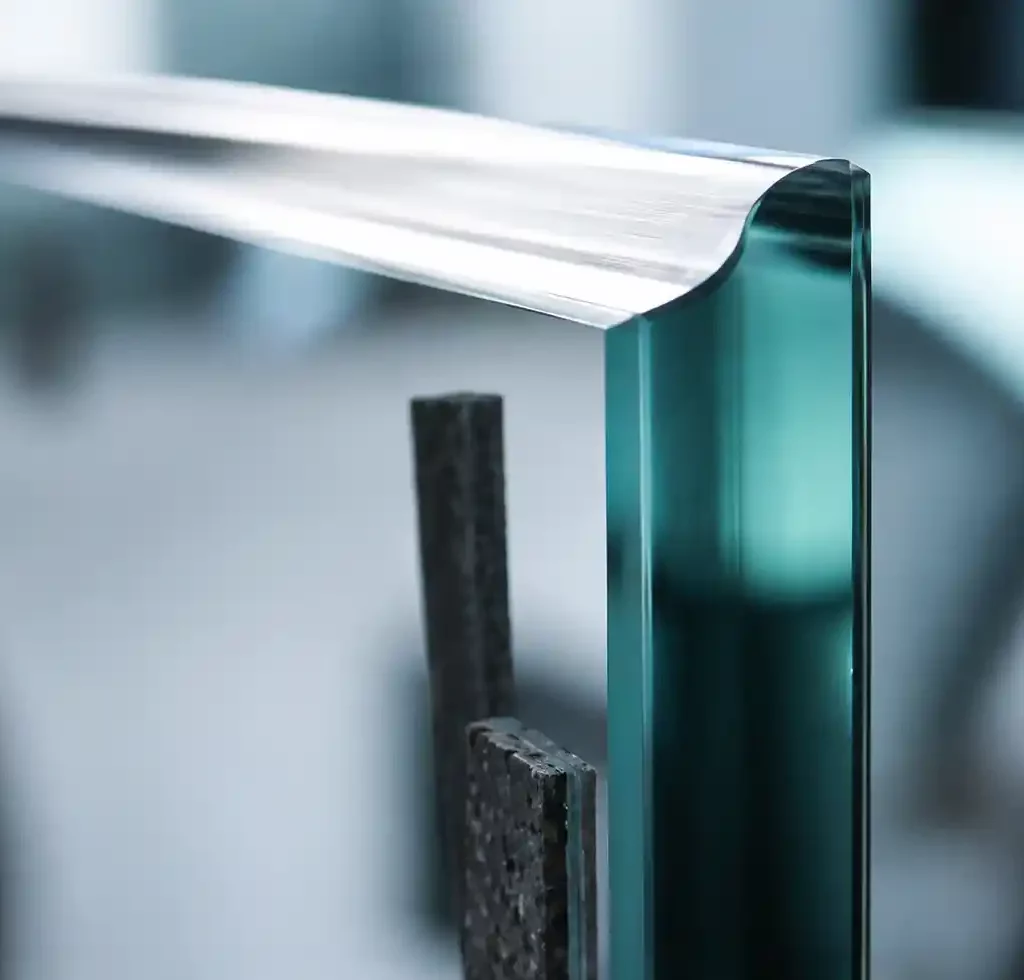Façonnage en bec de corbin sur la tranche d'un verre