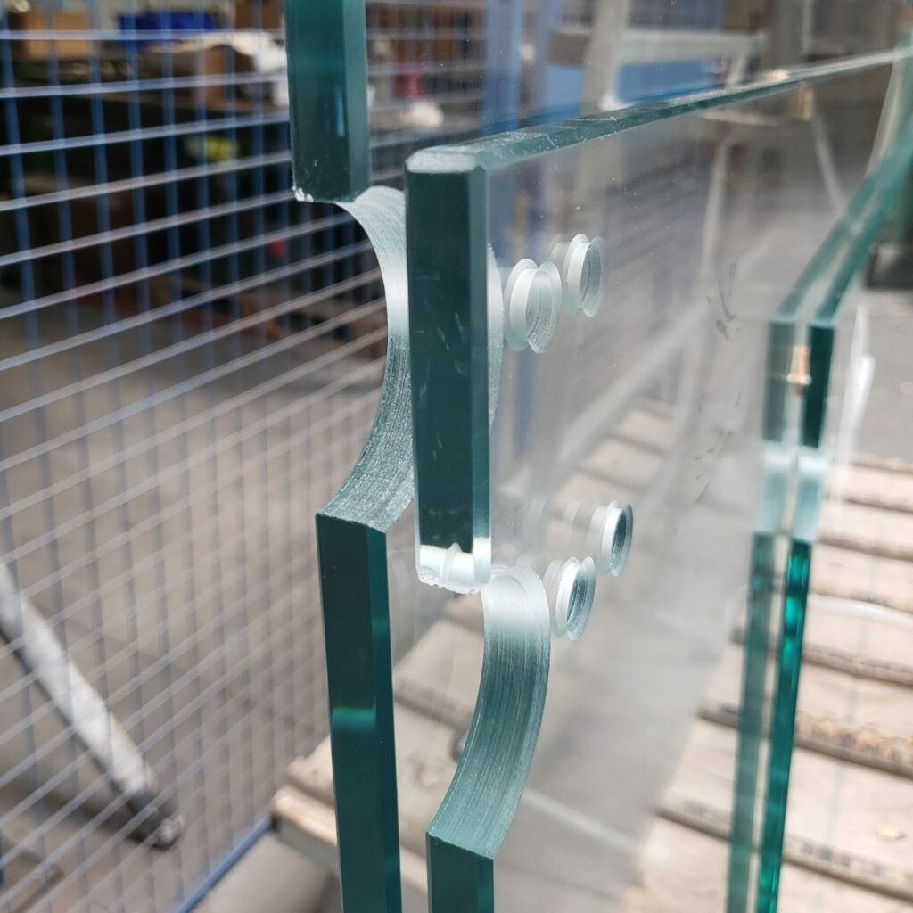 Encochage d'un verre à la machine