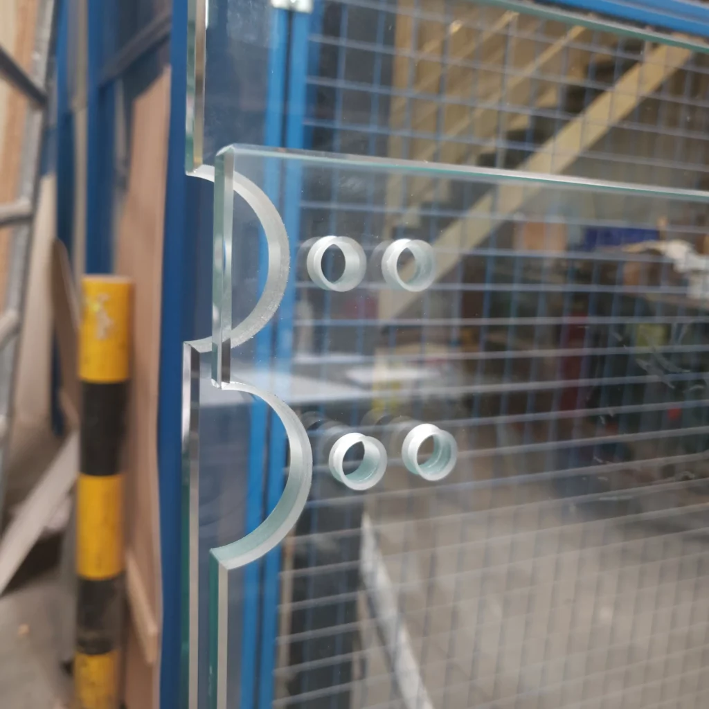 Verre percé pour fixation