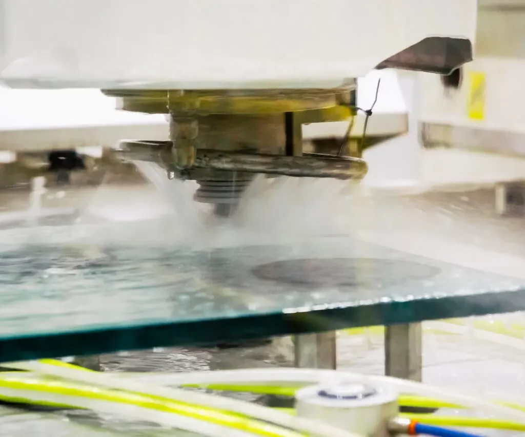 Perçage d'un trou dans une plaque de verre