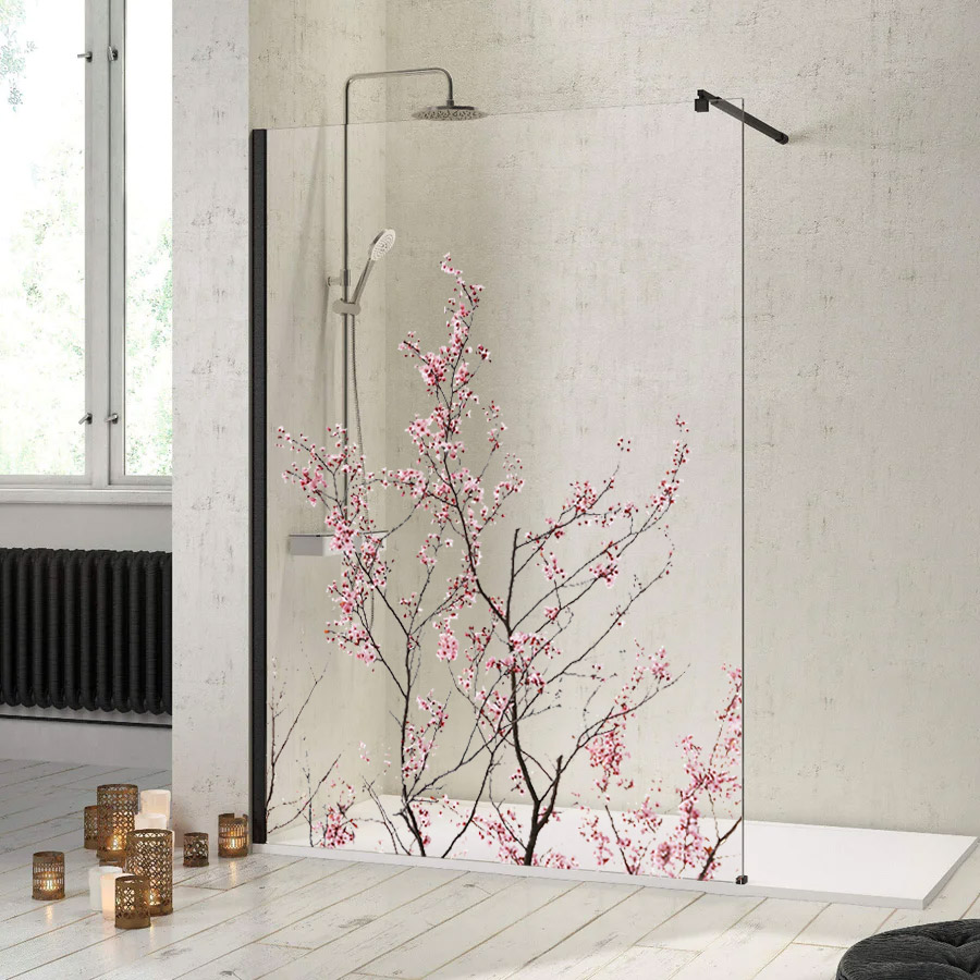 Paroi de douche en verre en situation, salle de bain avec arbre en fleur