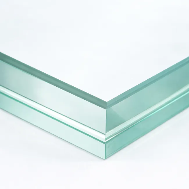 Joint plat poli sur la tranche d'un verre