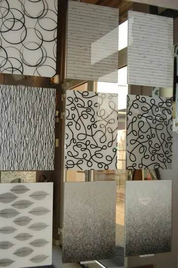 Sérigraphie sur verre dans l'atelier Le Kap Verre