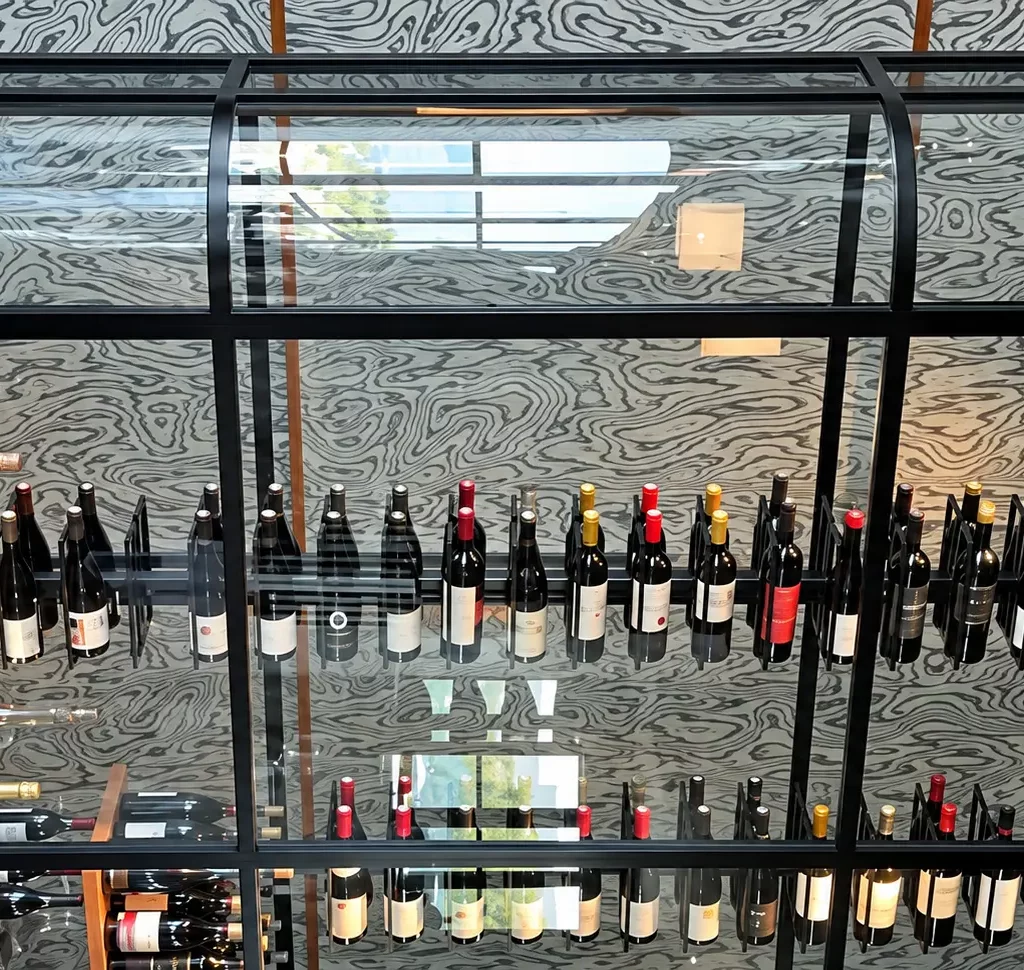Une cave à vin en verre courbé