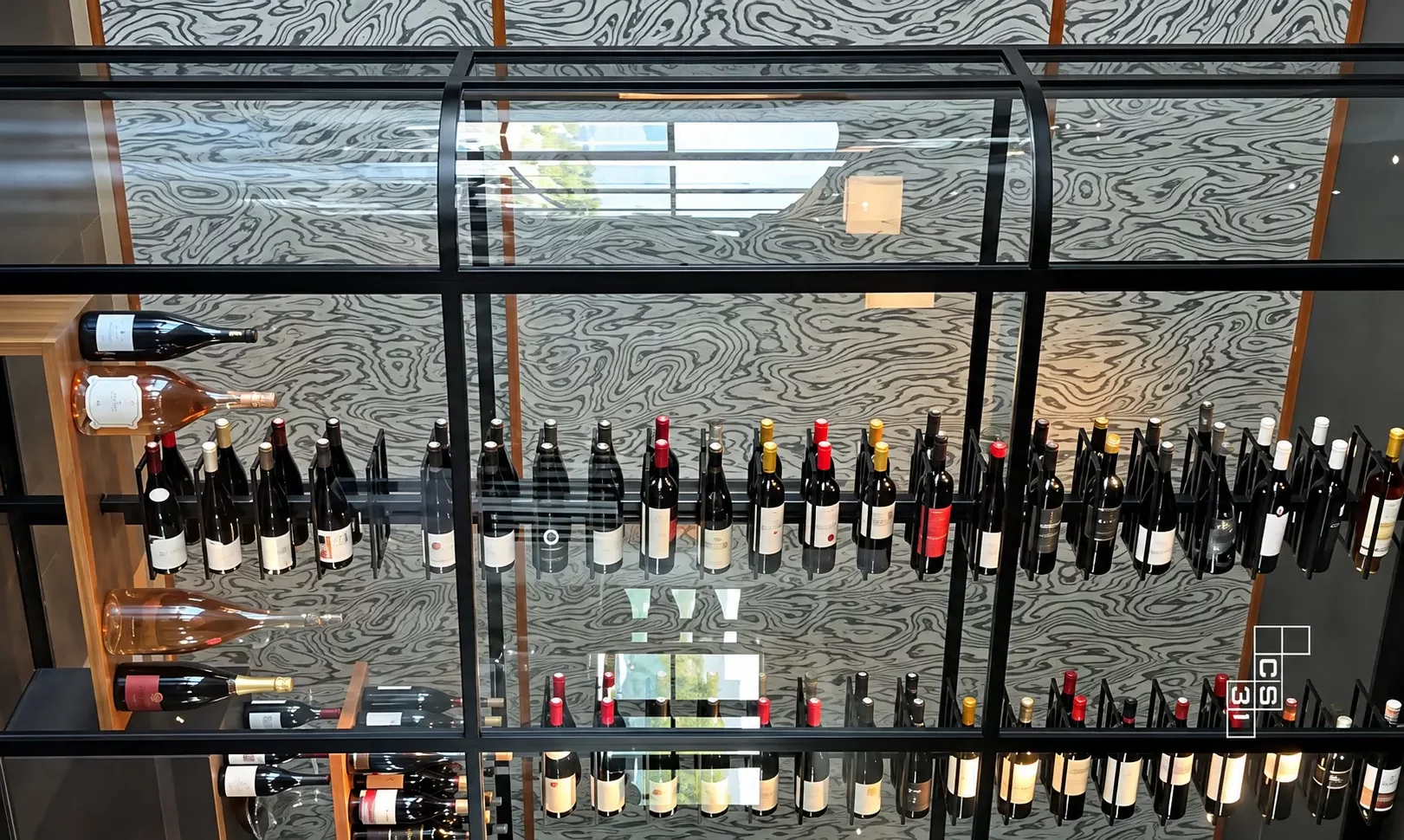 cave à vins élégante derrière verre