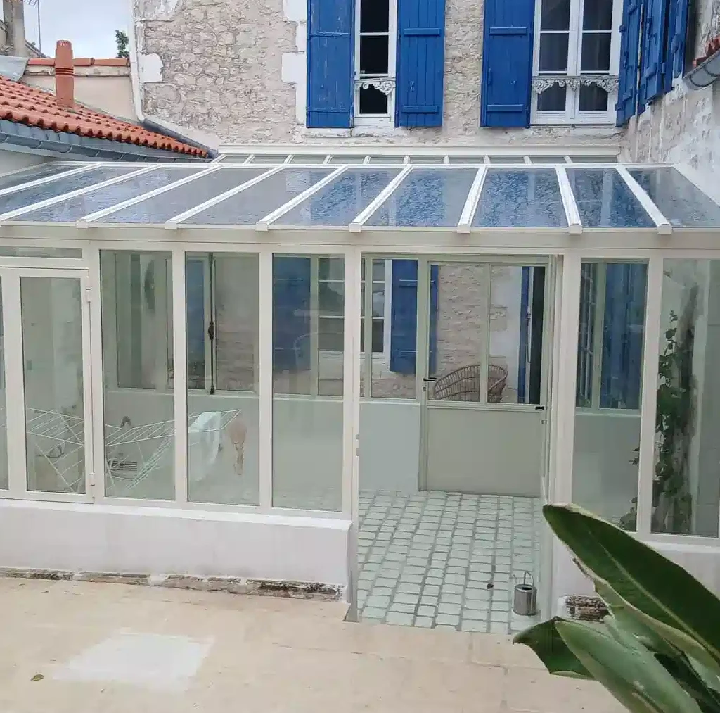 Une verrière de toit sur mesure pour une véranda