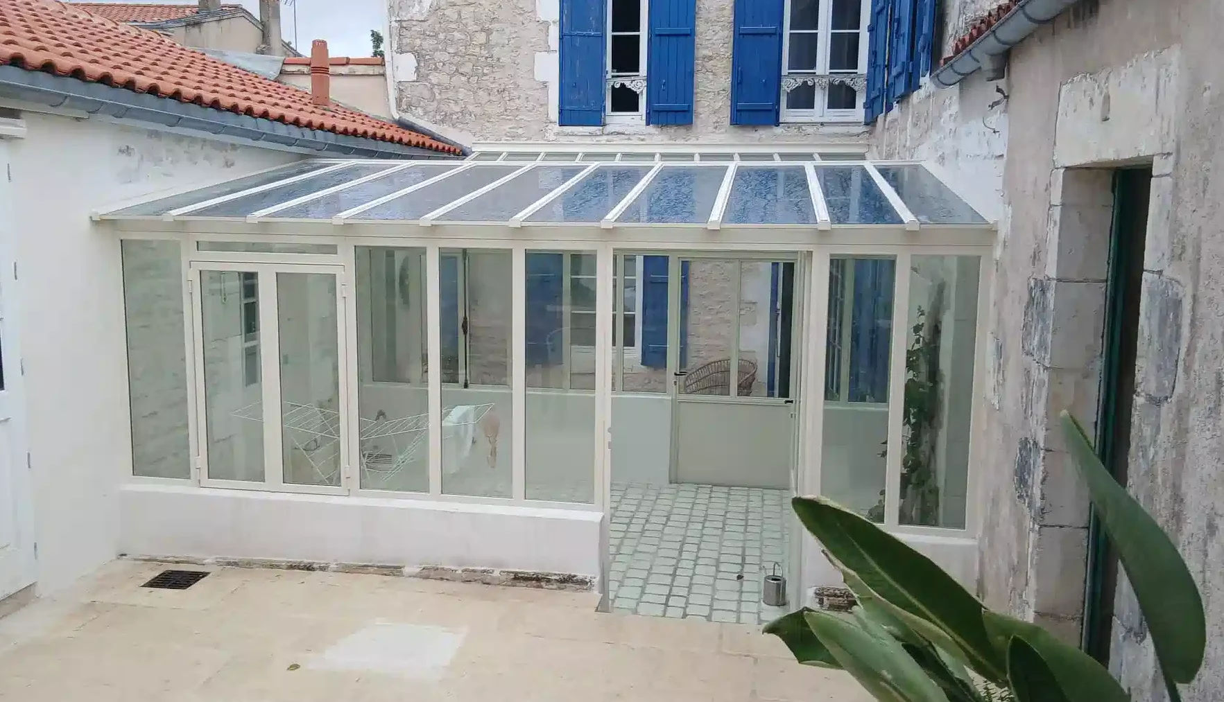 Une verrière de toit sur mesure pour une véranda